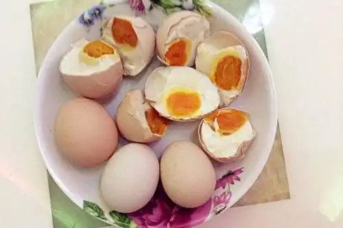  日本学生把鸡蛋打在杯子里,用保鲜膜孵出小鸡是真的吗