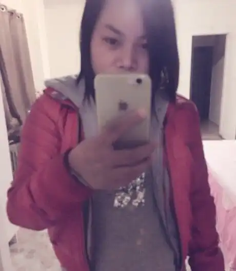  凤姐自称粉红女郎v领衫秀上围