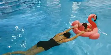  好身材都让她占了章子怡带女儿游泳二度发育
