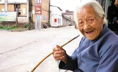 两老太同天去世,儿女大办丧礼,调皮重孙掰开老太的手,全家崩溃  两老太同天去世,儿女大办丧礼,调皮重孙掰开老太的手,全家崩溃