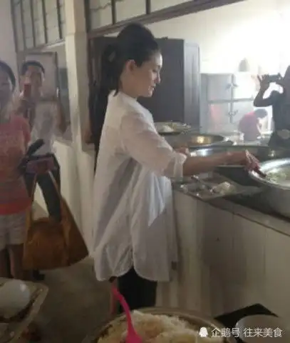 大s用嘴喂汪小菲吃樱桃,他的这一举动是亮点,网友明星就是矫情  大s用嘴喂汪小菲吃樱桃,他的这一举动是亮点,网友明星就是矫情