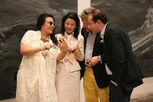 这就是女富豪的气魄吗大s的婆婆气势强大,白衣藏不住贵妇气质  这就是女富豪的气魄吗大s的婆婆气势强大,白衣藏不住贵妇气质