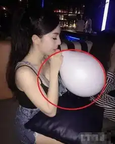  妹纸终于露出兔子尾巴了