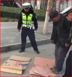 中牟一老汉卖废品途中纸箱着火幸遇交警及时出手施救  中牟一老汉卖废品途中纸箱着火幸遇交警及时出手施救
