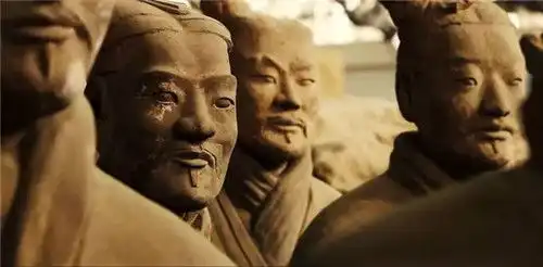  兵马俑真是用活人烧制一尊裂开的兵马俑,终于破解了谜团