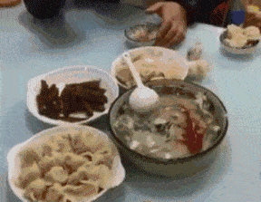  搞笑gif妹子,洗个头咋也这么懒呢