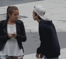  搞笑gif趣图男子索吻不成,被漂亮妹子一巴掌打晕,看着就疼