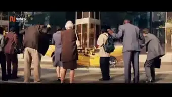  应该是一部美国的电影就是一个人在大厦上面给自己按了翅膀然后飞下来结果直接掉在了下面的小车上好搞笑,