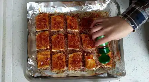  烤豆腐的做法烤豆腐怎么做外酥里嫩,香辣过瘾的烤豆腐闪闪的食光的菜谱美食天下