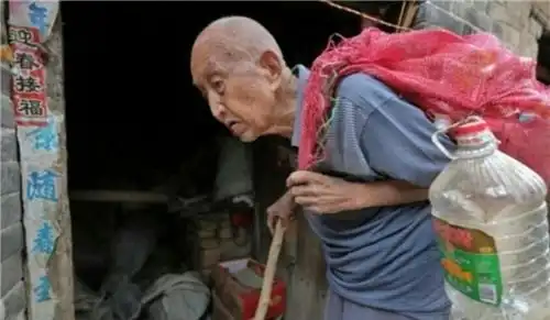 拾荒老汉1.8万积蓄被偷,无奈选择报警,真实身份揭开后惊动军方  拾荒老汉1.8万积蓄被偷,无奈选择报警,真实身份揭开后惊动军方