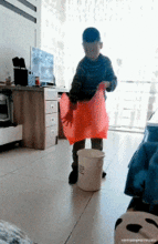  爆笑的动态图让你看看熊孩子是怎么套垃圾袋的