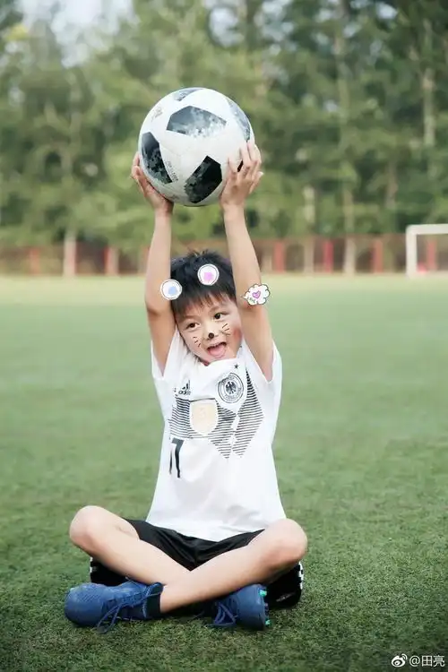 田亮晒姐弟俩照片,九张图森碗才占三张,难怪森碗说爸爸喜欢姐姐  田亮晒姐弟俩照片,九张图森碗才占三张,难怪森碗说爸爸喜欢姐姐