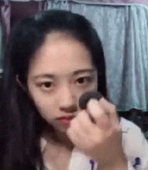  搞笑gif趣图坐地铁没有扶手不要紧,小哥有独特的方法
