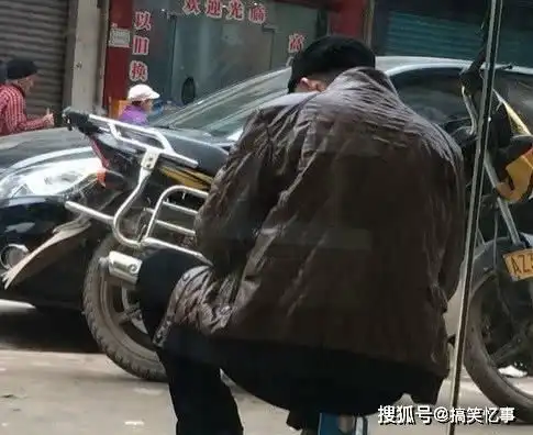  搞笑图片搞笑段子大爷,你这个水壶坐着不难受吗