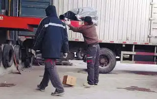  沈阳分拣中心里快件经历着飞摔踩踢图