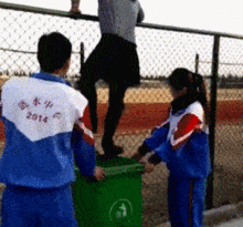  搞笑gif没事惹什么女人,主要还打不过人家