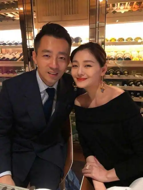 大s婆婆晒照,因裙子太短引发争议,难道63岁就不可以穿短裙  大s婆婆晒照,因裙子太短引发争议,难道63岁就不可以穿短裙