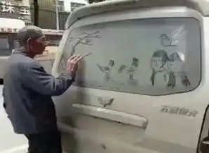 老人在男子车上乱写乱画,男子走近瞧后,瞬间泪目  老人在男子车上乱写乱画,男子走近瞧后,瞬间泪目