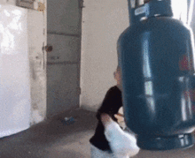 搞笑gif图妹子你这么大了还这么爱玩  搞笑gif图妹子你这么大了还这么爱玩