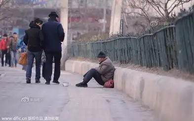 井下蜗居老人回京住地下室收废品为生  井下蜗居老人回京住地下室收废品为生