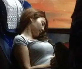 该吃药的图片搞笑小姑娘