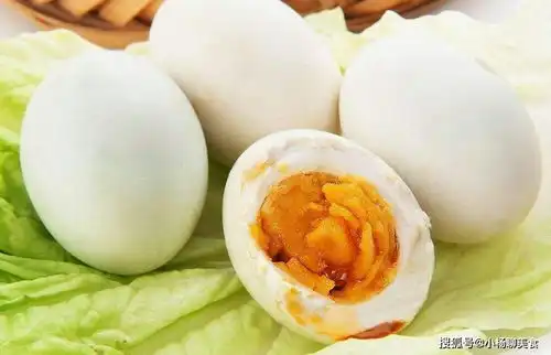  鸭蛋不止咸鸭蛋一种吃法,试试做成鸭蛋卷,让你品尝不一样的鸭蛋