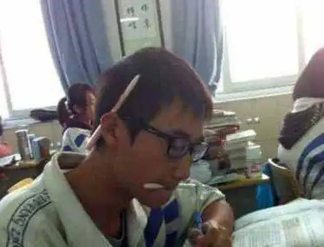  搞笑gif趣图哥们一天不开挂,浑身都难受