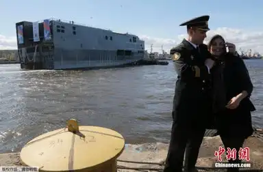  俄罗斯第二艘西北风级两栖攻击舰船尾下水