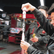 gif搞笑趣图我正在工作呢你怎么这么会捣乱呢  gif搞笑趣图我正在工作呢你怎么这么会捣乱呢