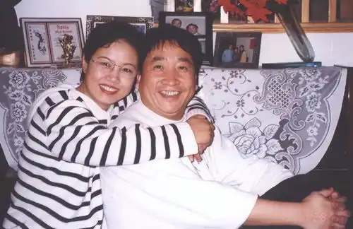  姜昆24年前,不顾妻子反对收养6岁孤儿,如今养子成了他的骄傲