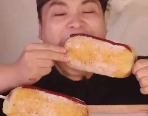  吃货小哥吃这么大一根脆脆棒,几口就吃完,网友看着挺好吃