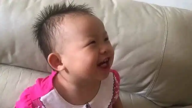  三兄妹吃石榴比赛,萌宝着急肉连籽全部吞下去,场面又搞笑又和谐