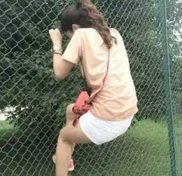 搞笑妹子,护栏就是不让你过去才修的,而且你也爬不过去的,快下来吧  搞笑妹子,护栏就是不让你过去才修的,而且你也爬不过去的,快下来吧
