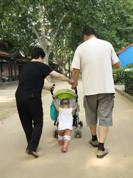 带孙子的老人,生活场景,人物百态,摄影素材,汇图网  带孙子的老人,生活场景,人物百态,摄影素材,汇图网