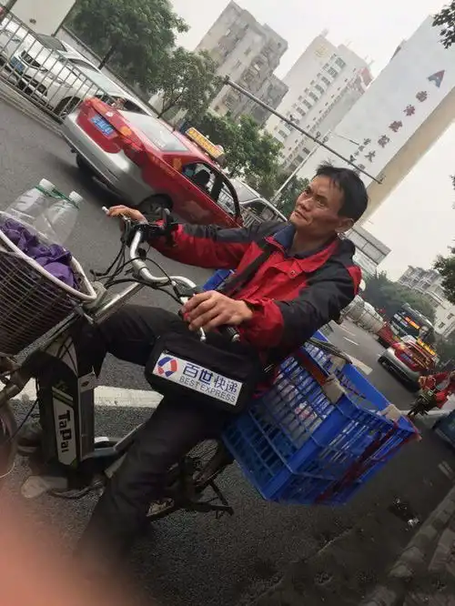  搞笑gif大哥我路过而已如有得罪请多多包涵