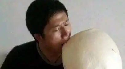  搞笑图片幽默段子笑话老哥,你胃口真好,一个包子顶我3顿饭
