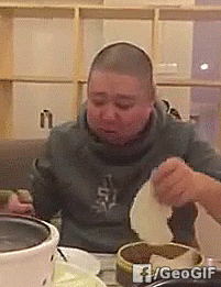  搞笑gif图片这真是一种惊喜,多亏这个帽子