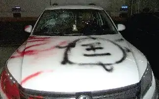  郑州小区白色越野车遭袭车身被喷多个乌龟图案