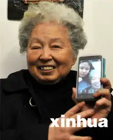 搞笑奶奶图片笑着