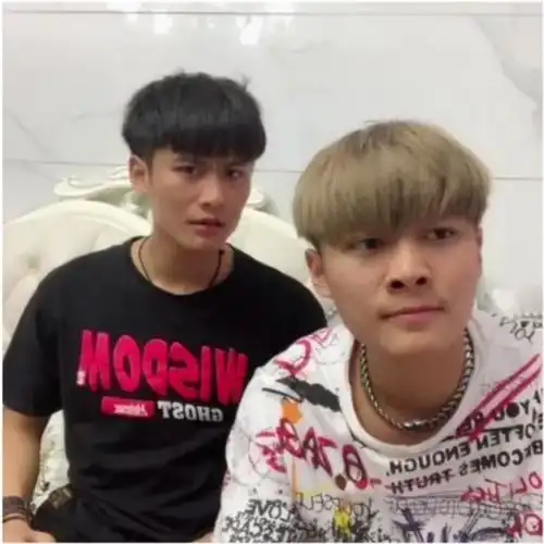  疯狂小杨哥父子运物资驰援河南,小杨哥深夜搬货累得睡着被扇耳光