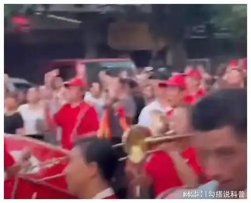  湖南平江群众敲锣打鼓,有受灾群众不舍流泪,救援车厢被礼品塞满