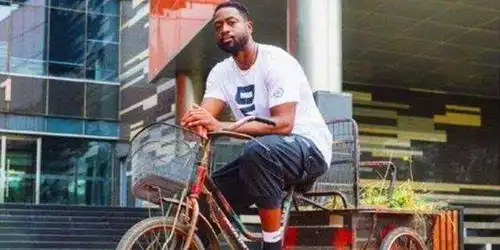 不开豪车骑三轮韦德似收破烂大爷,拜纳姆骑电瓶车上班  不开豪车骑三轮韦德似收破烂大爷,拜纳姆骑电瓶车上班