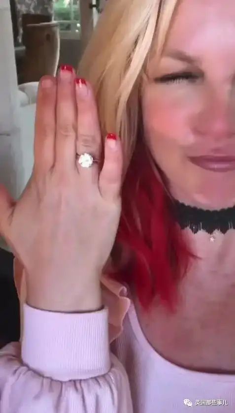  布兰妮官宣订婚大秀婚戒粉丝一边祝贺一边警告记得婚前协议