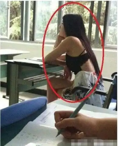  搞笑图片飞车党抢劫美女被爆踢动态图