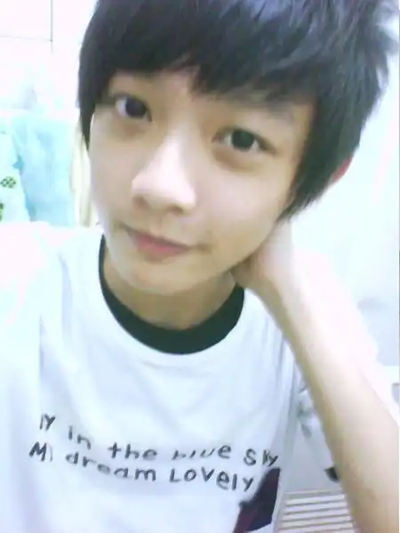 求几张同一个人的帅哥照片,要很有现实感的  求几张同一个人的帅哥照片,要很有现实感的