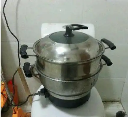 搞笑图片这是啥好吃的,非得躲在厕所里做饭