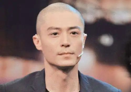  难怪胡歌不演清宫剧,剃成光头的照片,明白什么才是高颜值