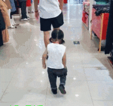  搞笑gif趣图一个女生和群大老爷们在一起玩什么