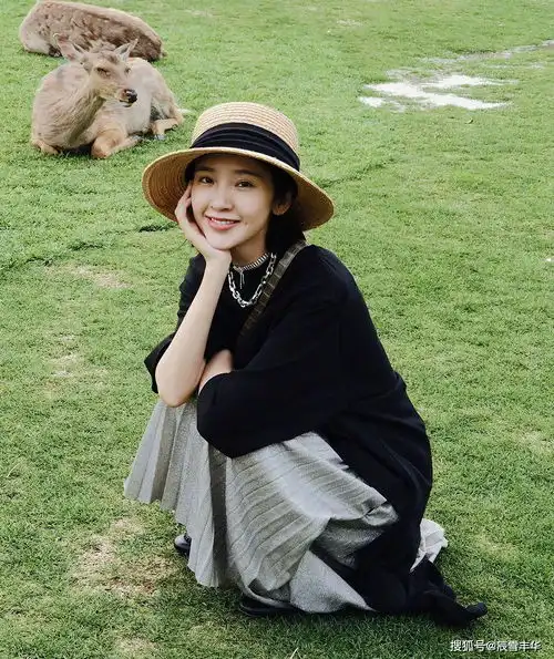 唐艺昕的裙装造型真漂亮百褶裙配黑t恤戴遮阳帽,太少女了  唐艺昕的裙装造型真漂亮百褶裙配黑t恤戴遮阳帽,太少女了