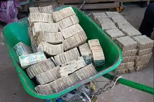  索马里兰现钞票市场钞票成捆摆地摊售卖